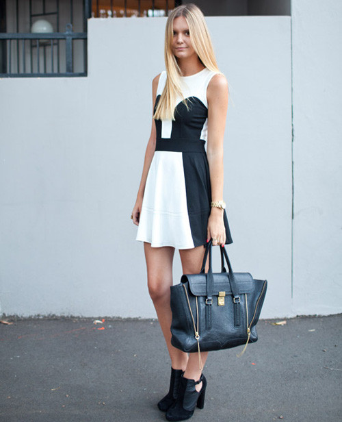 Sự ăn ý của trang phục với phụ kiện khiến người đẹp tóc vàng thật hiện đại duyên dáng