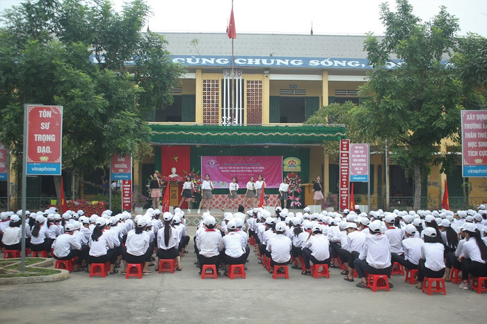 Vinh dự và tự hào dành cho ngôi trường có tuổi đời hơn 80 năm (Ảnh:V.N) Vinh dự và tự hào dành cho ngôi trường có tuổi đời hơn 80 năm (Ảnh:V.N)