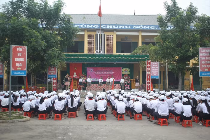 Vinh dự và tự hào dành cho ngôi trường có tuổi đời hơn 80 năm (Ảnh:V.N) Vinh dự và tự hào dành cho ngôi trường có tuổi đời hơn 80 năm (Ảnh:V.N)