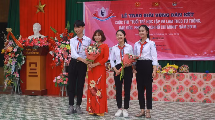 Niềm vui của cô và trò trường cấp 2 Hải Phương (Ảnh:V.N) Niềm vui của cô và trò trường cấp 2 Hải Phương (Ảnh:V.N)