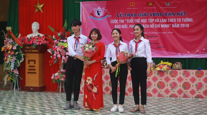 Niềm vui của cô và trò trường cấp 2 Hải Phương (Ảnh:V.N) Niềm vui của cô và trò trường cấp 2 Hải Phương (Ảnh:V.N)
