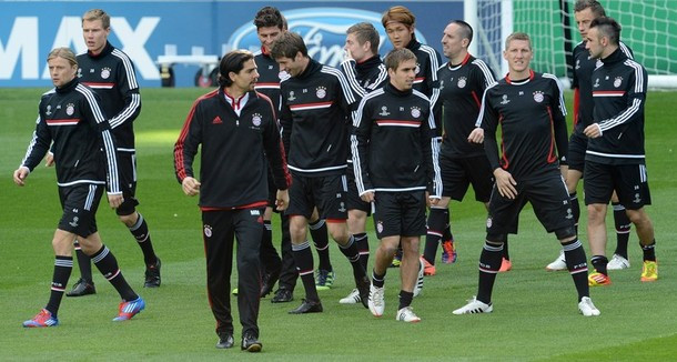 Khác với đội chủ nhà, các cầu thủ Bayern tỏ ra khá căng thẳng Khác với đội chủ nhà, các cầu thủ Bayern tỏ ra khá căng thẳng