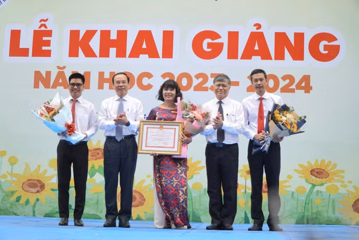 Bí thư Nguyễn Văn Nên (thứ hai, trái sang) trao tặng bằng khen cho lãnh đạo Trường Nguyễn Thị Minh Khai (ảnh: V.D) Bí thư Nguyễn Văn Nên (thứ hai, trái sang) trao tặng bằng khen cho lãnh đạo Trường Nguyễn Thị Minh Khai (ảnh: V.D)