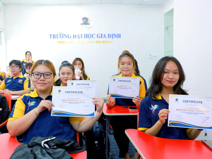 Các sinh viên tham gia chương trình được nhận giấy chứng nhận (ảnh: GDU) Các sinh viên tham gia chương trình được nhận giấy chứng nhận (ảnh: GDU)