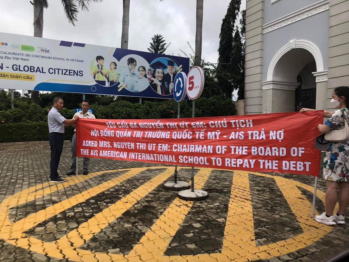 Phụ huynh căng băng rôn đòi nợ tại Trường Quốc tế Mỹ Việt Nam. (Ảnh: PHCC) phuhuynhcangbangronQTMyVN.jpg