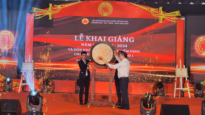 Đại biểu đánh trống khai giảng năm học mới tại Trường Nam Việt, Quận 12 (ảnh: V.D) Đại biểu đánh trống khai giảng năm học mới tại Trường Nam Việt, Quận 12 (ảnh: V.D)