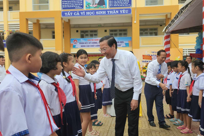 Chủ tịch Ủy ban Nhân dân Thành phố Hồ Chí Minh Phan Văn Mãi thăm hỏi, động viên học sinh Trường tiểu học Rạch Già, Bình Chánh (ảnh: CTV)