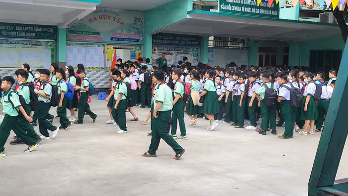 Học sinh lớp 6 của Trường Hà Huy Tập tập trung vào trường ngày 1/9 (ảnh: V.D)