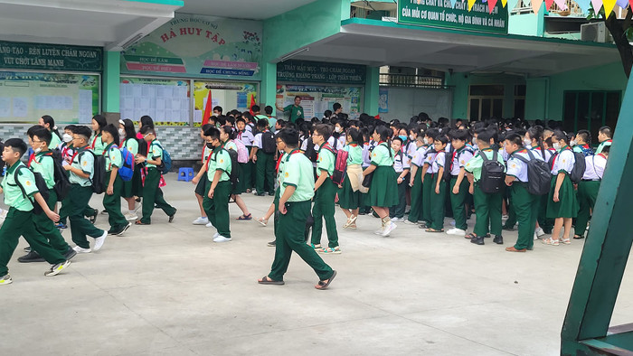 Học sinh lớp 6 của Trường Hà Huy Tập tập trung vào trường ngày 1/9 (ảnh: V.D) Học sinh lớp 6 của Trường Hà Huy Tập tập trung vào trường ngày 1/9 (ảnh: V.D)