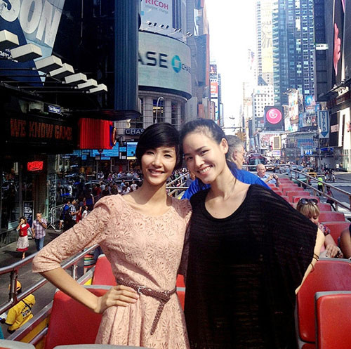 Từ những ngày đầu mới đăng quang và xuất hiện trước công chúng, Hoàng Thùy đã để mọi người quen mắt với style đơn giản, thoải mái nhưng lại hơi thiếu ấn tượng.