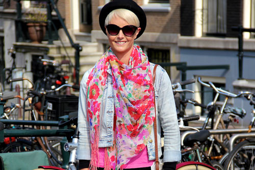 Không nên sử dụng thêm một chiếc mũ khi bạn đang quàng khăn