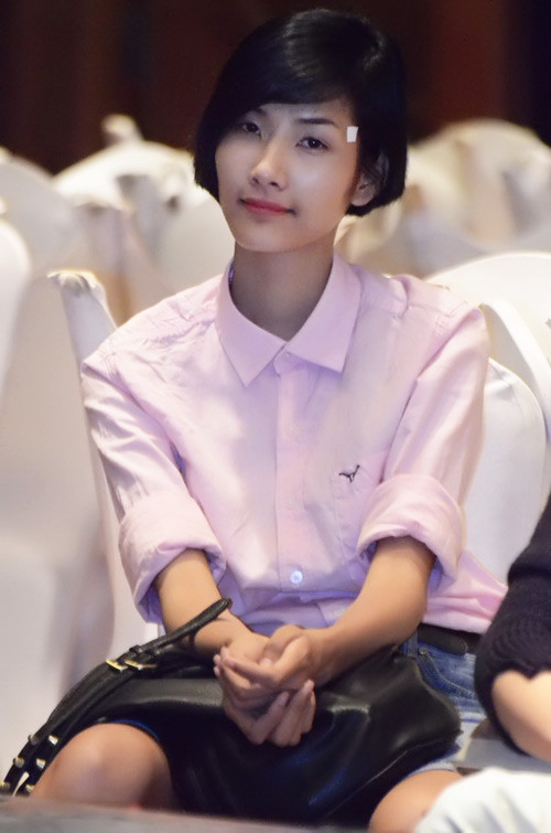 Khi đi tổng duyệt hay trước giờ diễn, Hoàng Thùy luôn thích phong cách "tomboy" một chút.