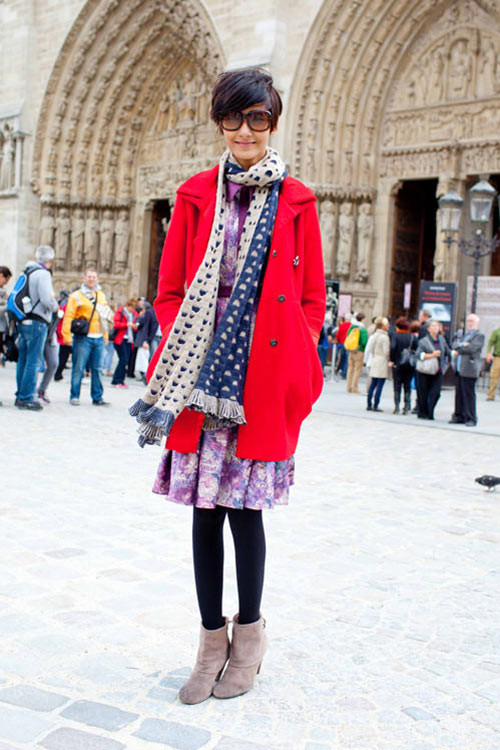 Thi thoảng, Hoàng Thùy cũng khác lạ với những màu sắc và tất nhiên là trông cô trẻ trung hơn rất nhiều. Áo trench-coat đỏ rực mix cùng váy họa tiết hoa tông tím, đi cùng ankle boots - một style mà nhiều cô gái phải "tròn mắt". Dù vậy, set đồ sẽ trở nên hoàn hảo hơn nếu không có chiếc khăn len in họa tiết trái tim trông có phần lệch tông.