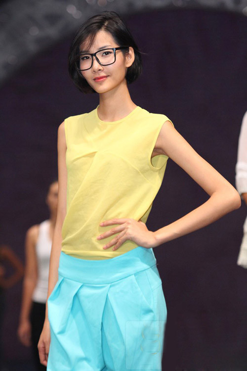 Cô mix đồ luôn theo đúng nguyên tắc, không lộn xộn nhưng vẫn có sự phá cách và mang đậm cá tính trẻ trung của bản thân.