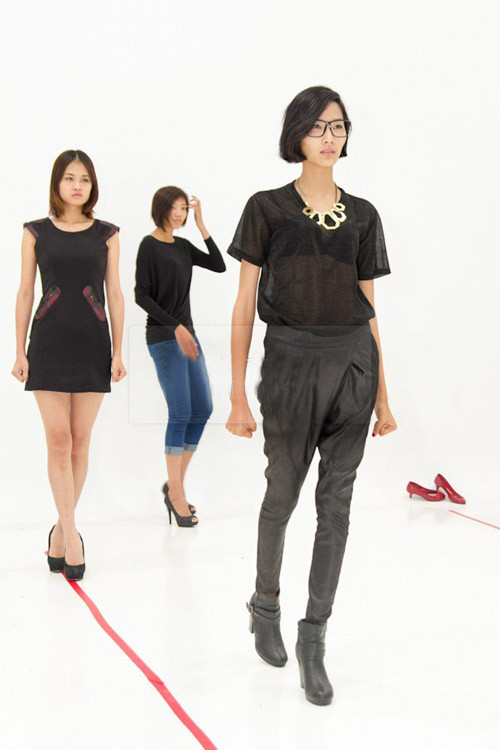 Trong những chuyến lưu diễn hay thi đấu ở nước bạn, Hoàng Thùy bắt đầu khiến người ta ngạc nhiên bởi phong cách ngày càng "chất" hơn.