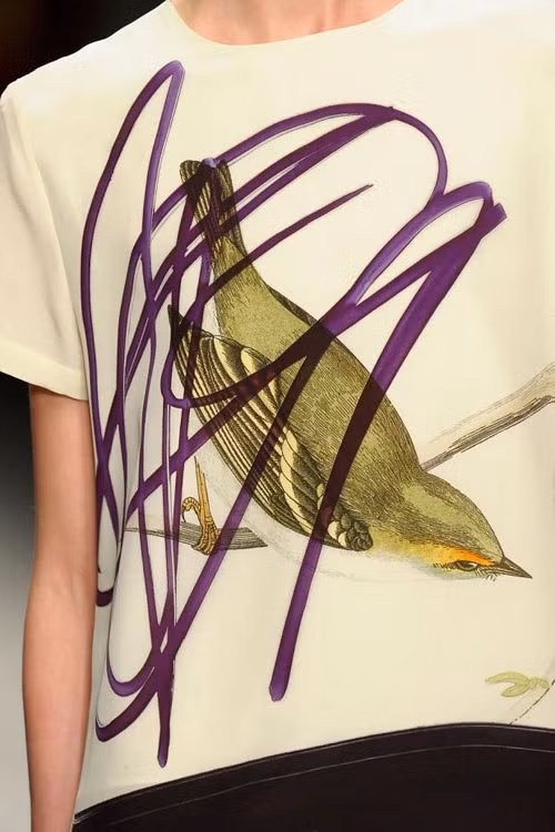 Chỉ vài nét chấm phá cơ bản trên bề mặt vải đã mang đến hương vị nghệ thuật trong thời trang