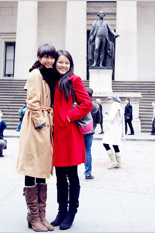 Vẫn công thức cũ, chẳng hạn như mix áo khoác lửng chất lông sành điệu với váy suông và boots cao cổ, nhấn nhá phụ kiện với túi xách và khăn quàng cổ ấm áp.