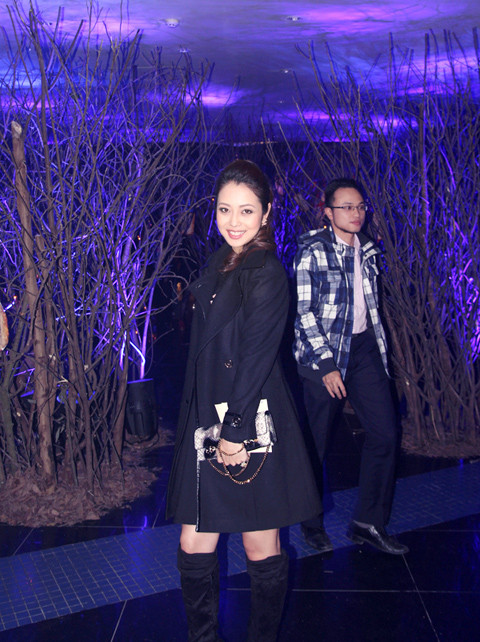 Người đẹp kín cổng cao tường trong trang phục màu đen. Người đẹp kín cổng cao tường trong trang phục màu đen.