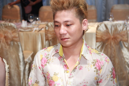 Và người giúp đôi tình nhân thực hiện bộ ảnh cưới là chuyên gia trang điểm chuyển giới Lê Duy và người yêu chị. Cũng chính Lê Duy là người đã truyền đạt cho Khanh Chi Lâm rất nhiều kinh nghiệm khi qua Thái Lan phẫu thuật. Và người giúp đôi tình nhân thực hiện bộ ảnh cưới là chuyên gia trang điểm chuyển giới Lê Duy và người yêu chị. Cũng chính Lê Duy là người đã truyền đạt cho Khanh Chi Lâm rất nhiều kinh nghiệm khi qua Thái Lan phẫu thuật.