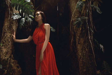 17 tuổi, giành giải Nhất cuộc thi học sinh thanh lịch của trường cấp III, sở hữu gương mặt khả ái và ăn hình, nhưng Huyền Trần cũng vẫn chỉ muốn được trở thành ca sĩ chứ không phải diễn viên hay một việc nghệ thuật nào khác.