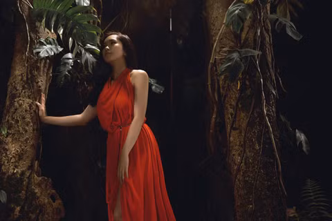 17 tuổi, giành giải Nhất cuộc thi học sinh thanh lịch của trường cấp III, sở hữu gương mặt khả ái và ăn hình, nhưng Huyền Trần cũng vẫn chỉ muốn được trở thành ca sĩ chứ không phải diễn viên hay một việc nghệ thuật nào khác.