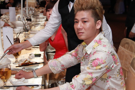 Tối qua Khanh Chi Lâm và Ưng Hoàng Phúc lên sân khấu thể hiện màn song ca ăn ý Tối qua Khanh Chi Lâm và Ưng Hoàng Phúc lên sân khấu thể hiện màn song ca ăn ý