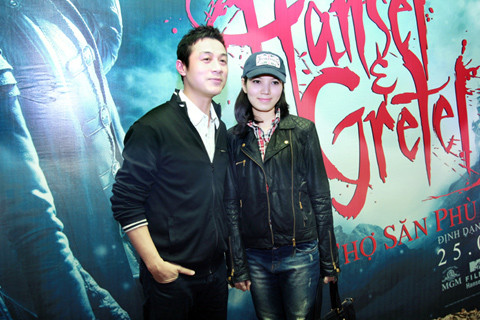 Thì ngược lại, vợ của anh tỏ ra khá kín đáo, rụt rè trước ống kính. Thì ngược lại, vợ của anh tỏ ra khá kín đáo, rụt rè trước ống kính.