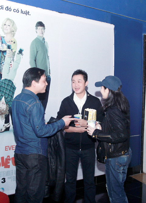 Trong khi chồng vẫn rất vui vẻ giới thiệu vợ với bạn bè... Trong khi chồng vẫn rất vui vẻ giới thiệu vợ với bạn bè...