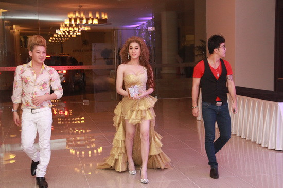 Đây cũng là lần đầu tiên Khanh Chi Lâm công khai giới thiệu bạn trai trong một sự kiện của làng giải trí, sau khi bị phát hiện đi thử áo cưới cùng người này vào tuần trước Đây cũng là lần đầu tiên Khanh Chi Lâm công khai giới thiệu bạn trai trong một sự kiện của làng giải trí, sau khi bị phát hiện đi thử áo cưới cùng người này vào tuần trước