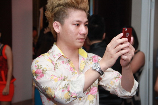 Tối qua, người yêu của nữ ca sĩ chuyển giới khá dạn dĩ và tự tin khi xuất hiện bên cô. Tối qua, người yêu của nữ ca sĩ chuyển giới khá dạn dĩ và tự tin khi xuất hiện bên cô.