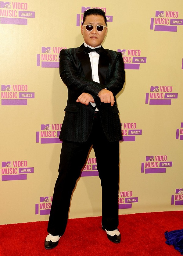 "Với bộ comlê kẻ sọc cùng đôi giày bệt mũi wing-tip khi đứng trên thảm đỏ, PSY đã thể hiện một vẻ đẹp cổ điển. "(Billboard) "Với bộ comlê kẻ sọc cùng đôi giày bệt mũi wing-tip khi đứng trên thảm đỏ, PSY đã thể hiện một vẻ đẹp cổ điển. "(Billboard)