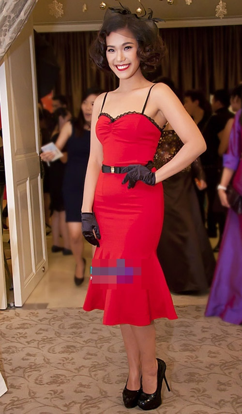 Phương Vy cố trở thành quý bà sang trọng nhưng lại nhỡ diện nhầm váy ngủ đi sự kiện Phương Vy cố trở thành quý bà sang trọng nhưng lại nhỡ diện nhầm váy ngủ đi sự kiện