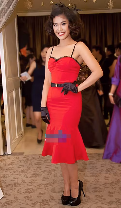 Phương Vy cố trở thành quý bà sang trọng nhưng lại nhỡ diện nhầm váy ngủ đi sự kiện Phương Vy cố trở thành quý bà sang trọng nhưng lại nhỡ diện nhầm váy ngủ đi sự kiện