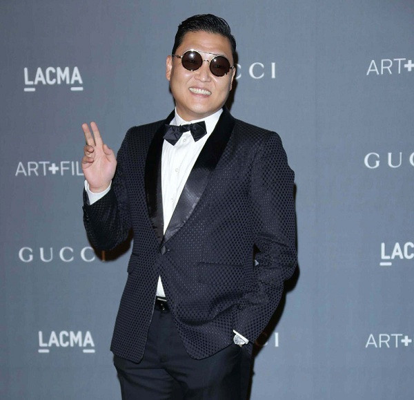 Đó chính là lý do mà cái tên PSY được xướng lên giữa một dàn sao phong cách và đẳng cấp khác trên thế giới cho danh hiệu "Ăn mặc đẹp nhất" trong MTV VMA của Billboard vào hồi giữa năm nay ở Los Angles. Người phá vỡ mọi nguyên tắc âm nhạc của Hàn Quốc hiện đại chưa bao giờ lơi là cho việc lựa chọn trang phục khi xuất hiện trên sân khấu để đảm bảo mang đến phần biểu diễn toàn vẹn nhất. Đó chính là lý do mà cái tên PSY được xướng lên giữa một dàn sao phong cách và đẳng cấp khác trên thế giới cho danh hiệu "Ăn mặc đẹp nhất" trong MTV VMA của Billboard vào hồi giữa năm nay ở Los Angles. Người phá vỡ mọi nguyên tắc âm nhạc của Hàn Quốc hiện đại chưa bao giờ lơi là cho việc lựa chọn trang phục khi xuất hiện trên sân khấu để đảm bảo mang đến phần biểu diễn toàn vẹn nhất.