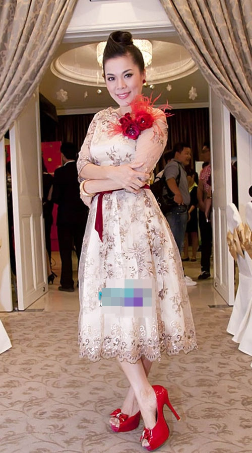 Bộ váy voan của Mỹ Lệ sẽ tuyệt đẹp nếu không có điểm nhấn là bông hoa với lông tua rua xung quanh Bộ váy voan của Mỹ Lệ sẽ tuyệt đẹp nếu không có điểm nhấn là bông hoa với lông tua rua xung quanh