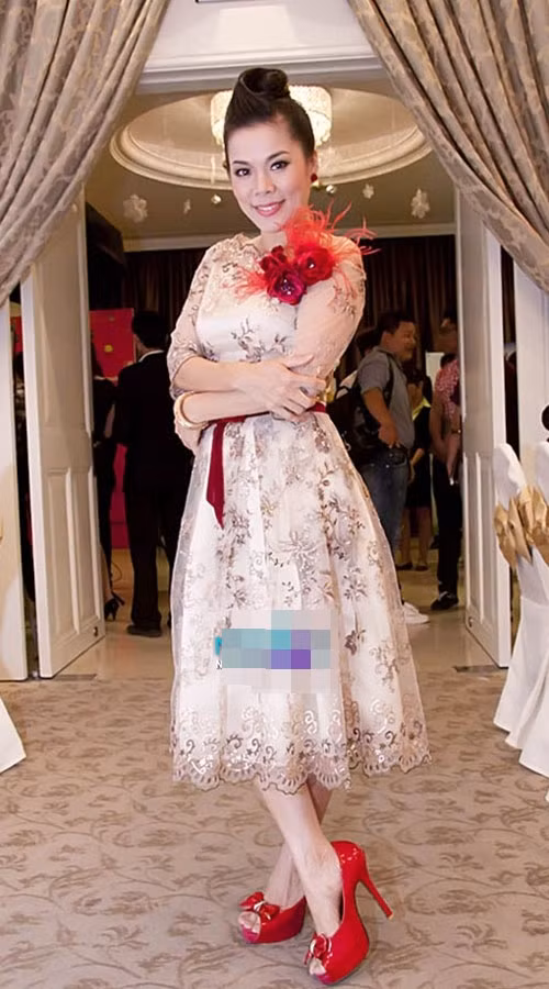 Bộ váy voan của Mỹ Lệ sẽ tuyệt đẹp nếu không có điểm nhấn là bông hoa với lông tua rua xung quanh Bộ váy voan của Mỹ Lệ sẽ tuyệt đẹp nếu không có điểm nhấn là bông hoa với lông tua rua xung quanh