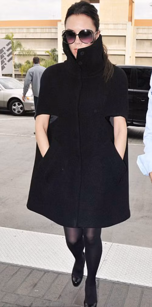 Bà Beck thời trang và quyến rũ với áo cape đen