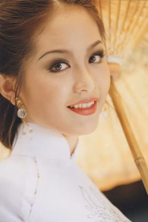 Nguyễn Thiên Nga Hoa hậu Nguyễn Thiên Nga sinh năm 1976, đăng quang ngôi Hoa hậu Việt Nam năm 1996, với gương mặt tròn trịa, phúc hậu, cô được coi là một trong những Hoa hậu đẹp nhất, đại diện của vẻ đẹp đậm chất Á Đông. Lấy cuộc sống gia đình làm trọng tâm, cô không mấy khi xuất hiện trước báo giới nhưng hiện tại Nguyễn Thiên Nga vẫn được dư luận hâm mộ bởi hình ảnh trẻ trung, hấp dẫn.