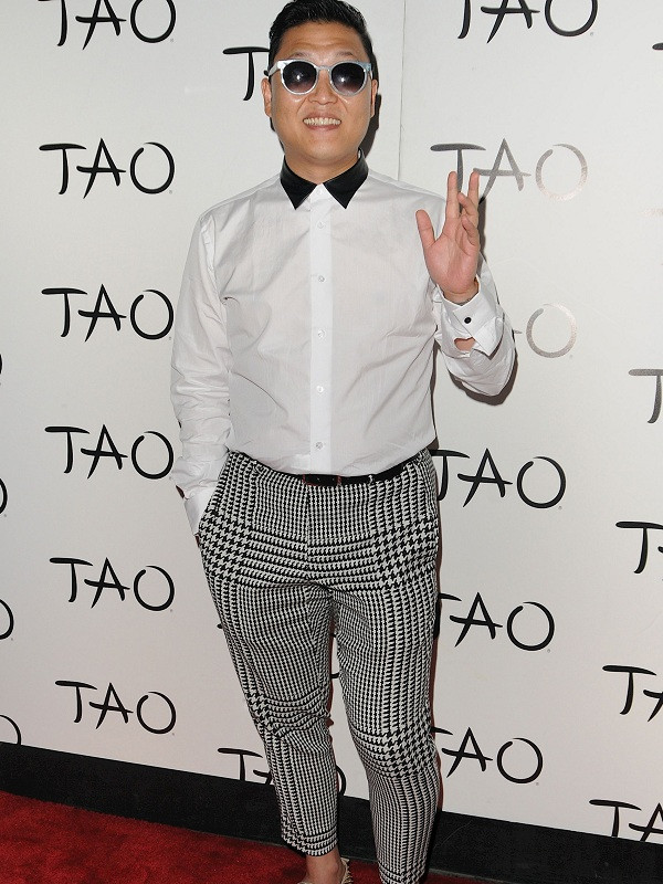 Hiện tượng âm nhạc toàn cầu PSY cũng trung thành với gam màu trắng nam tính và cổ điển, tuy nhiên, vẫn có thứ để bạn nhận ra, đó chính là PSY, chàng trai của những điệu nhảy vui nhộn chứ không ai khác: Sơ mi trắng tối giản với phần cổ áo cách điệu Hiện tượng âm nhạc toàn cầu PSY cũng trung thành với gam màu trắng nam tính và cổ điển, tuy nhiên, vẫn có thứ để bạn nhận ra, đó chính là PSY, chàng trai của những điệu nhảy vui nhộn chứ không ai khác: Sơ mi trắng tối giản với phần cổ áo cách điệu