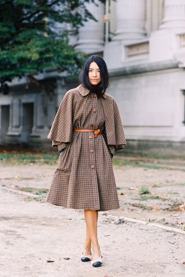 Bạn hãy xem những tín đồ thời trang khắp thế giới đã biến hóa thế nào với áo cape: