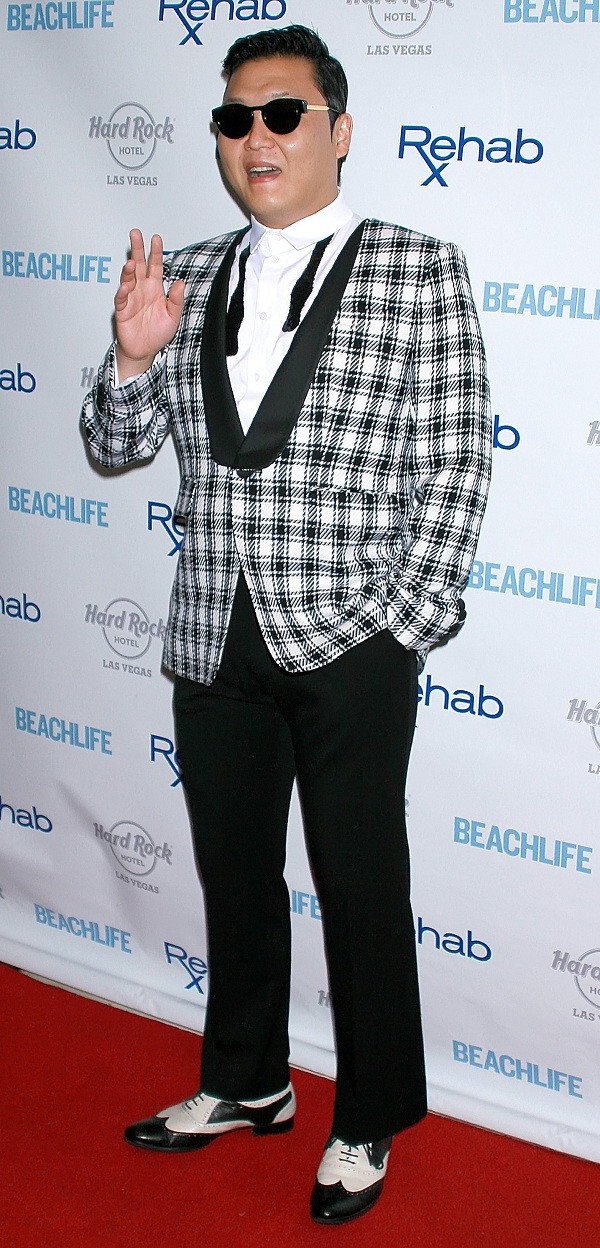 Với sự cuốn hút ấy, đương nhiên, đừng hỏi vì sao PSY dẫn đầu danh sách một trong những nghệ sĩ "ăn nên làm ra" nhất Kbiz 2012. Với khoảng 12 hợp đồng quảng cáo với các thương hiệu trong nước và quốc tế, PSY quả thực đã “kiếm bộn nhất” Hàn Quốc năm 2012. Đôi khi, PSY cũng chọn họa tiết kẻ để nổi bật và khác lạ hơn: Với sự cuốn hút ấy, đương nhiên, đừng hỏi vì sao PSY dẫn đầu danh sách một trong những nghệ sĩ "ăn nên làm ra" nhất Kbiz 2012. Với khoảng 12 hợp đồng quảng cáo với các thương hiệu trong nước và quốc tế, PSY quả thực đã “kiếm bộn nhất” Hàn Quốc năm 2012. Đôi khi, PSY cũng chọn họa tiết kẻ để nổi bật và khác lạ hơn: