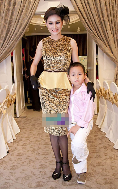 "Quý bà" Tăng Huệ Văn dùng găng tay đen để "phi tang" mọi dấu vết cô xuất hiện tại sự kiện này? "Quý bà" Tăng Huệ Văn dùng găng tay đen để "phi tang" mọi dấu vết cô xuất hiện tại sự kiện này?