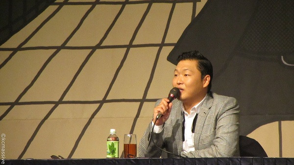 PSY với 2 bộ trang phục được đánh giá cao tại MTV VMA của Billboard 2012: PSY với 2 bộ trang phục được đánh giá cao tại MTV VMA của Billboard 2012: