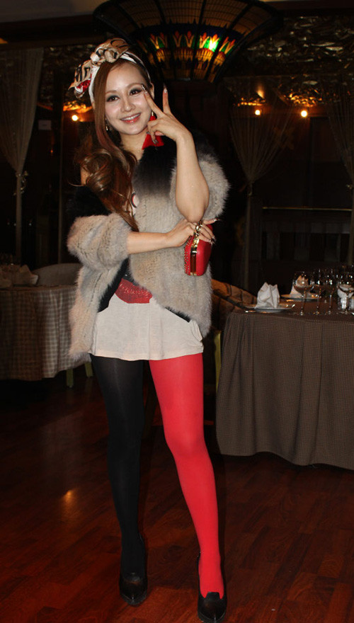 Việt Nga luôn tìm mọi cách để được chú ý, móng vuốt phù thuỷ cùng đôi tất chân "cọc cạch" đỏ đen khiến cô như "mụ phù thuỷ" Việt Nga luôn tìm mọi cách để được chú ý, móng vuốt phù thuỷ cùng đôi tất chân "cọc cạch" đỏ đen khiến cô như "mụ phù thuỷ"