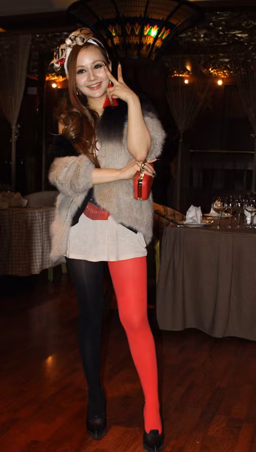 Việt Nga luôn tìm mọi cách để được chú ý, móng vuốt phù thuỷ cùng đôi tất chân "cọc cạch" đỏ đen khiến cô như "mụ phù thuỷ" Việt Nga luôn tìm mọi cách để được chú ý, móng vuốt phù thuỷ cùng đôi tất chân "cọc cạch" đỏ đen khiến cô như "mụ phù thuỷ"