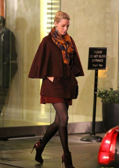Sang trọng, quyến rũ như Blake Lively trong mẫu áo cape của Burberry. Sang trọng, quyến rũ như Blake Lively trong mẫu áo cape của Burberry.