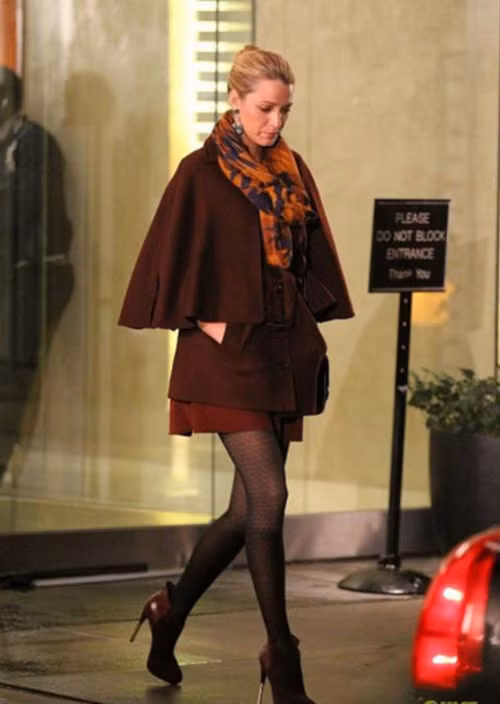 Sang trọng, quyến rũ như Blake Lively trong mẫu áo cape của Burberry.