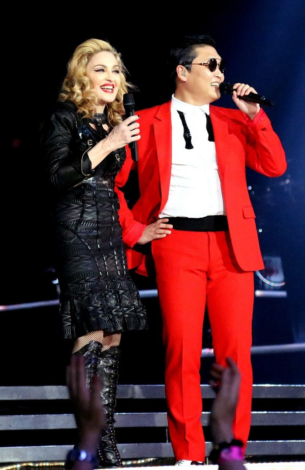 Và sắc đỏ rực rỡ khi đứng bên cạnh Madona Và sắc đỏ rực rỡ khi đứng bên cạnh Madona