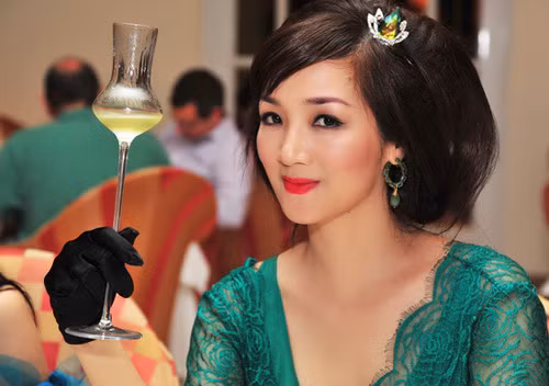 Mặc dù có nhiều ý kiến cho rằng Giáng My ăn mặc sến sẩm nhưng sự tươi trẻ của cô được khán giả không ngừng ngưỡng mộ.