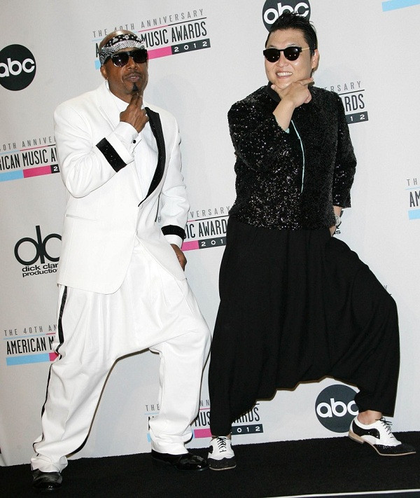 Chọn một dòng nhạc rất “không truyền thống” và PSY không ngại sáng tạo những bộ trang phục biểu diễn của mình: Chọn một dòng nhạc rất “không truyền thống” và PSY không ngại sáng tạo những bộ trang phục biểu diễn của mình: